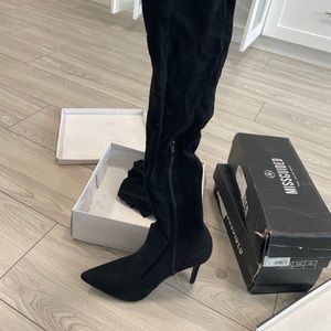 Heel black boots
